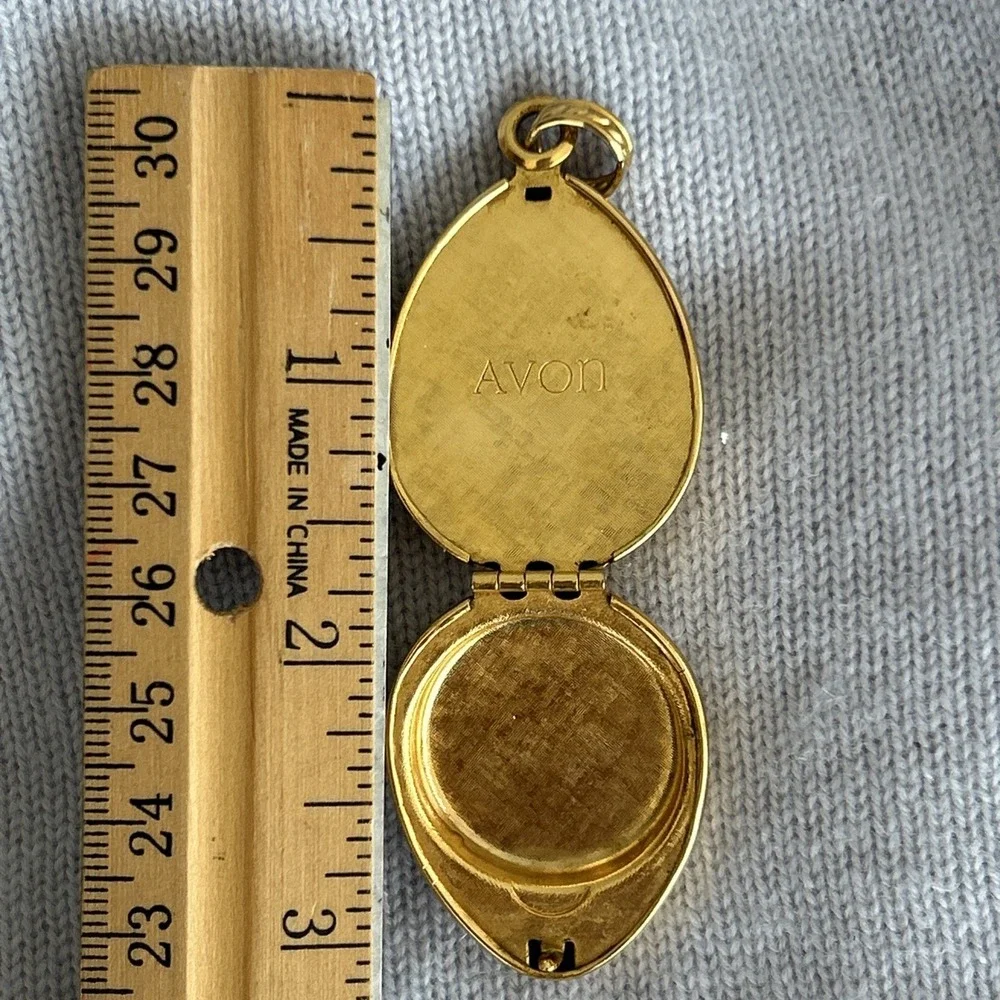 Vintage Avon‎ Gold Tone Egg Shaped Locket